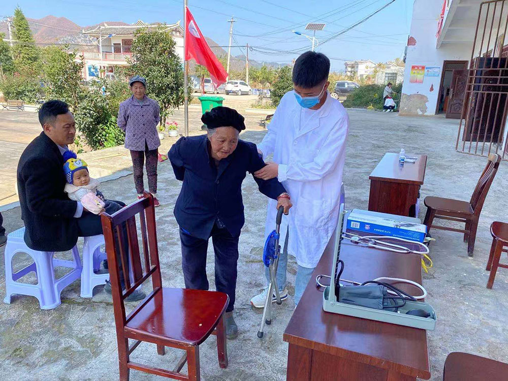 我校開展“關注群眾，關注健康”義診下鄉(xiāng)行活動
